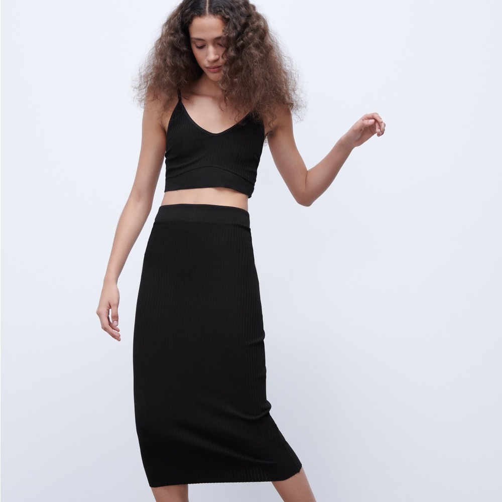 Zara knit ribbed maxi skirt
Color : black
Size : S
Condition : New